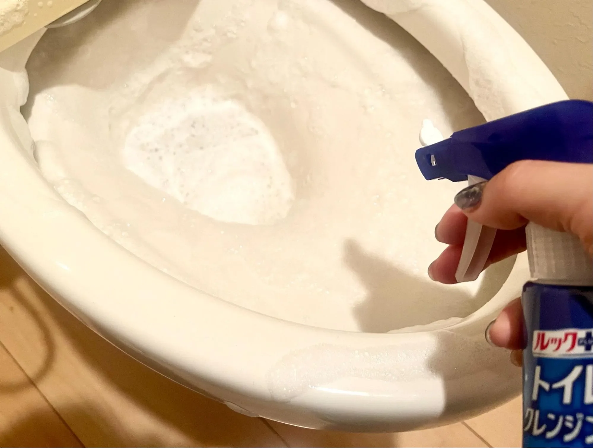 実際に泡系の洗剤を使ってトイレ掃除をしている様子