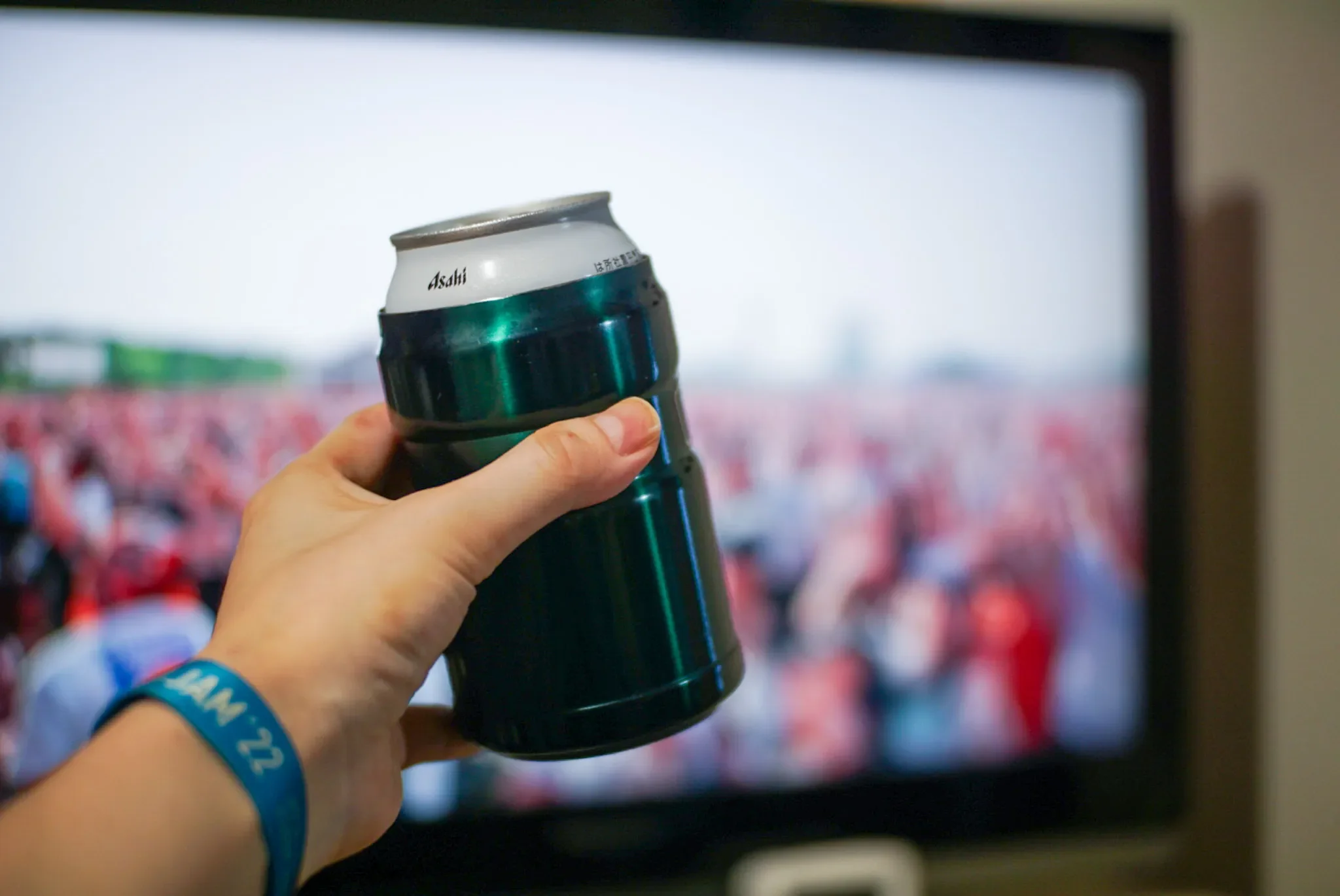 自宅でドリンク片手にライブ配信を見る