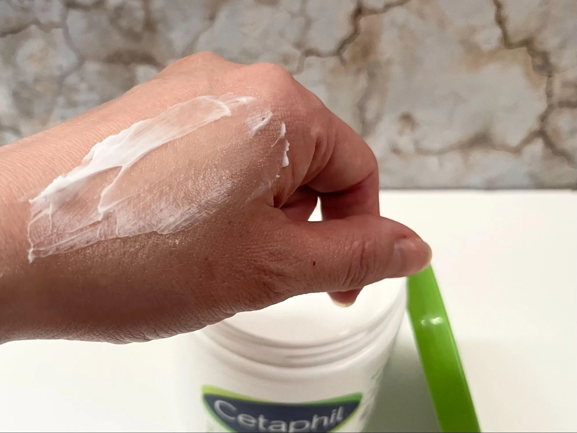 モイスチャライジング クリームのテクスチャー