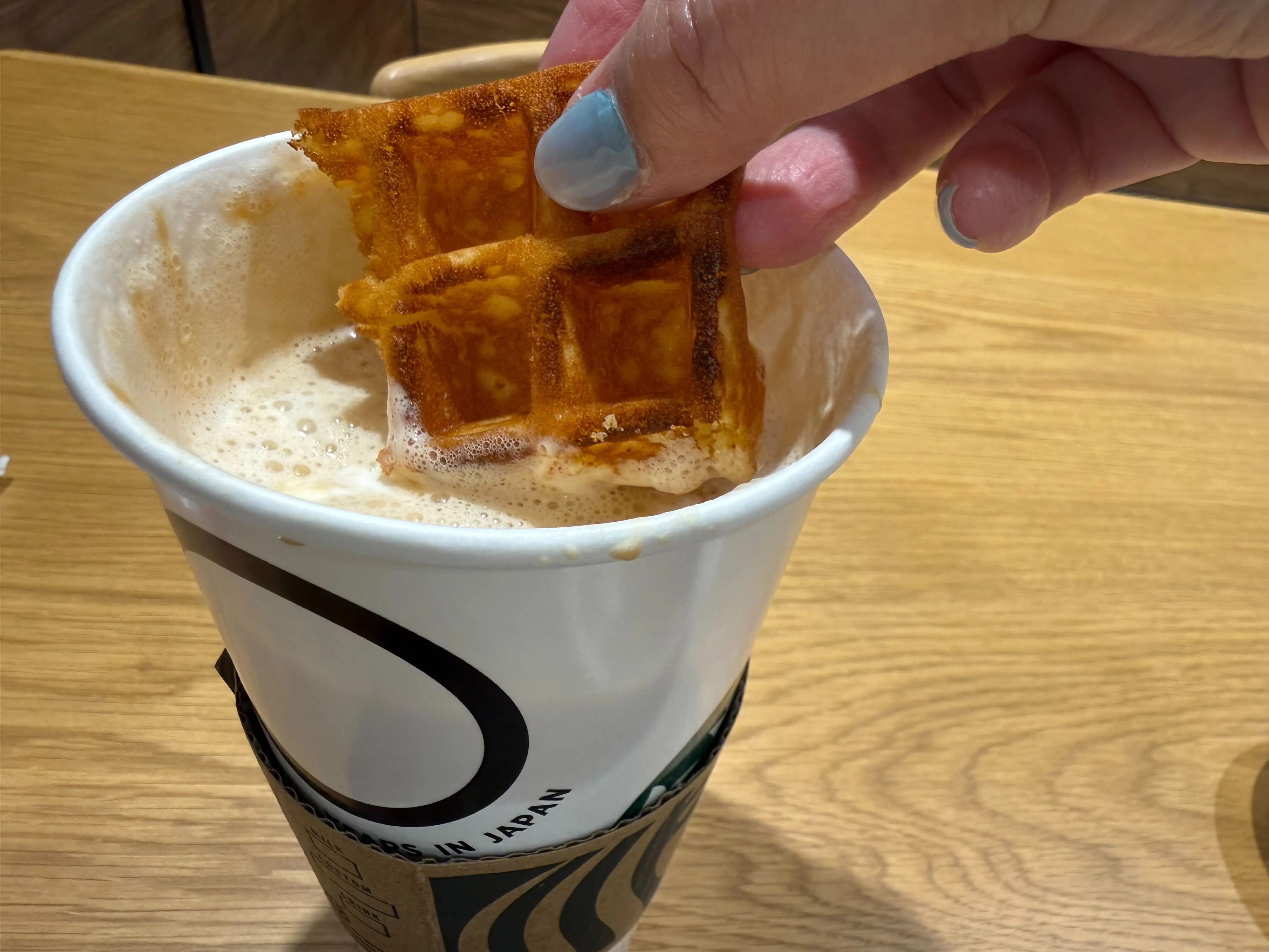 濃厚チャイ風味はちみつキャラメルマキアートにディップ