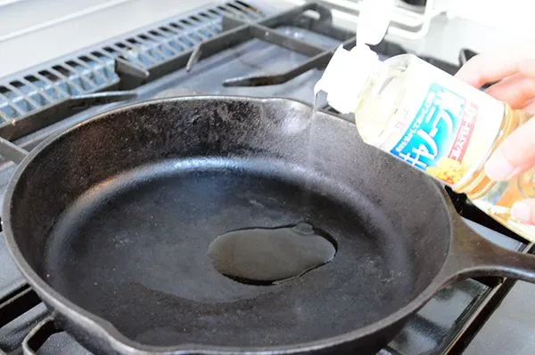 鉄のフライパンの油慣らし