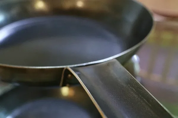 鉄フライパンでの調理前のお手入れ