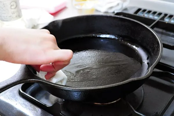 鉄のフライパンの油慣らし