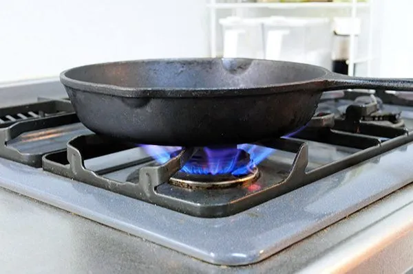 鉄のフライパンを空焼きする