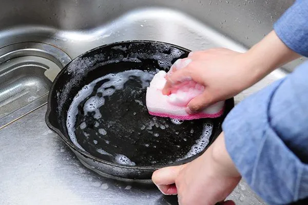 鉄のフライパンを空焼きする