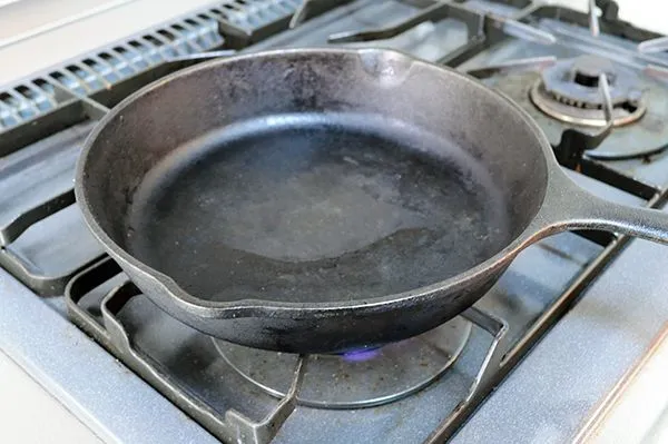 鉄のフライパンの使用前のお手入れ
