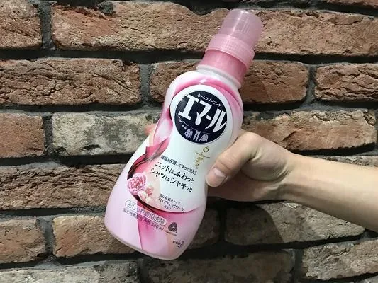 中性洗剤とブラシで靴を洗う