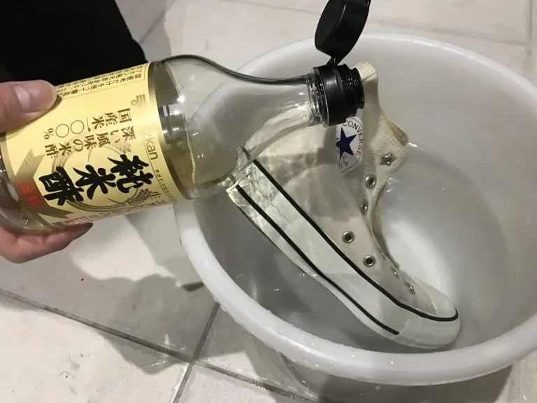お酢で靴を洗う