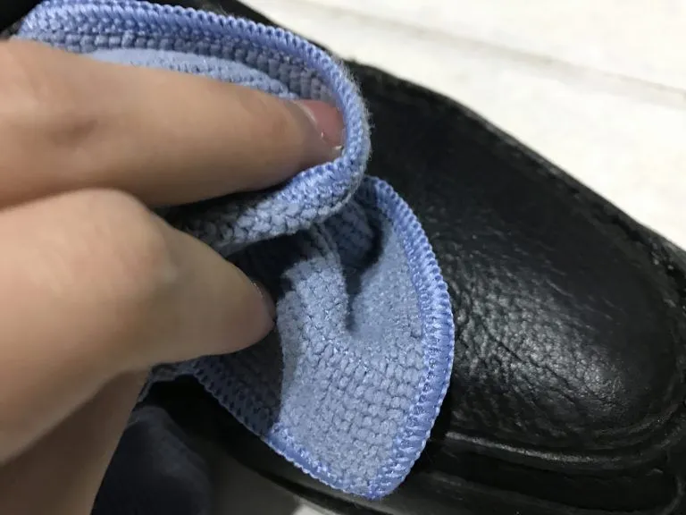 革用クリームで革靴を保湿する