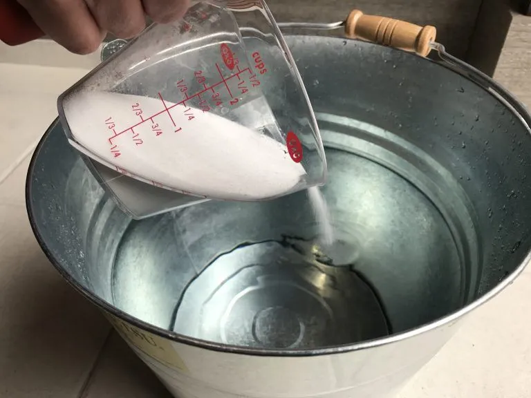 バケツに重曹水を用意する