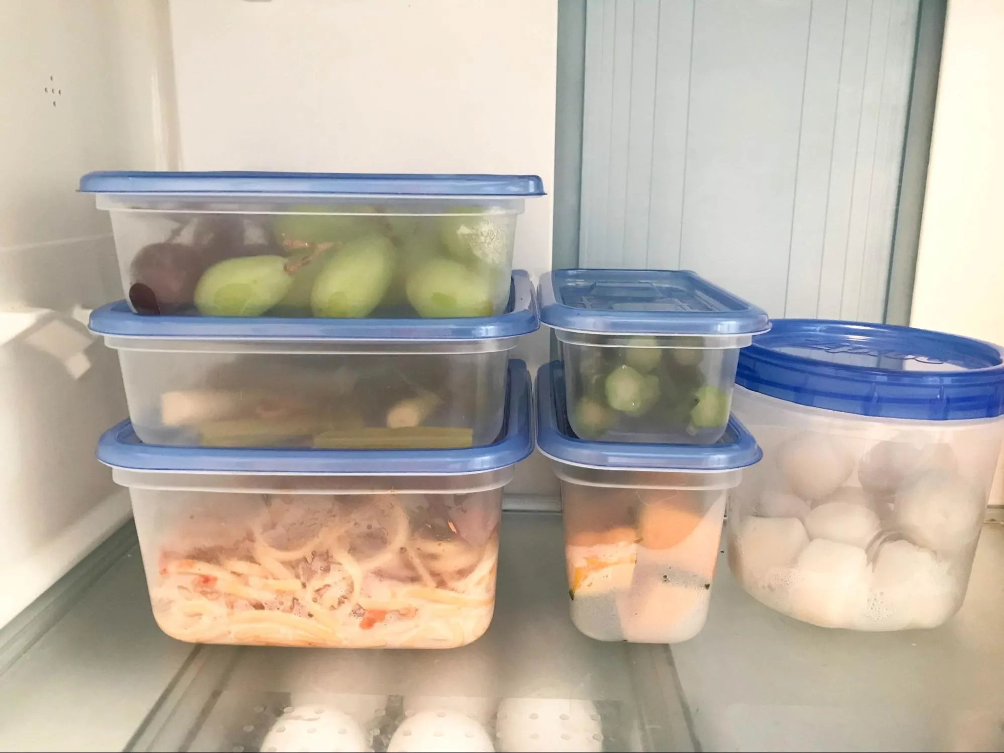 密閉容器に入れて冷蔵庫で保存している食品