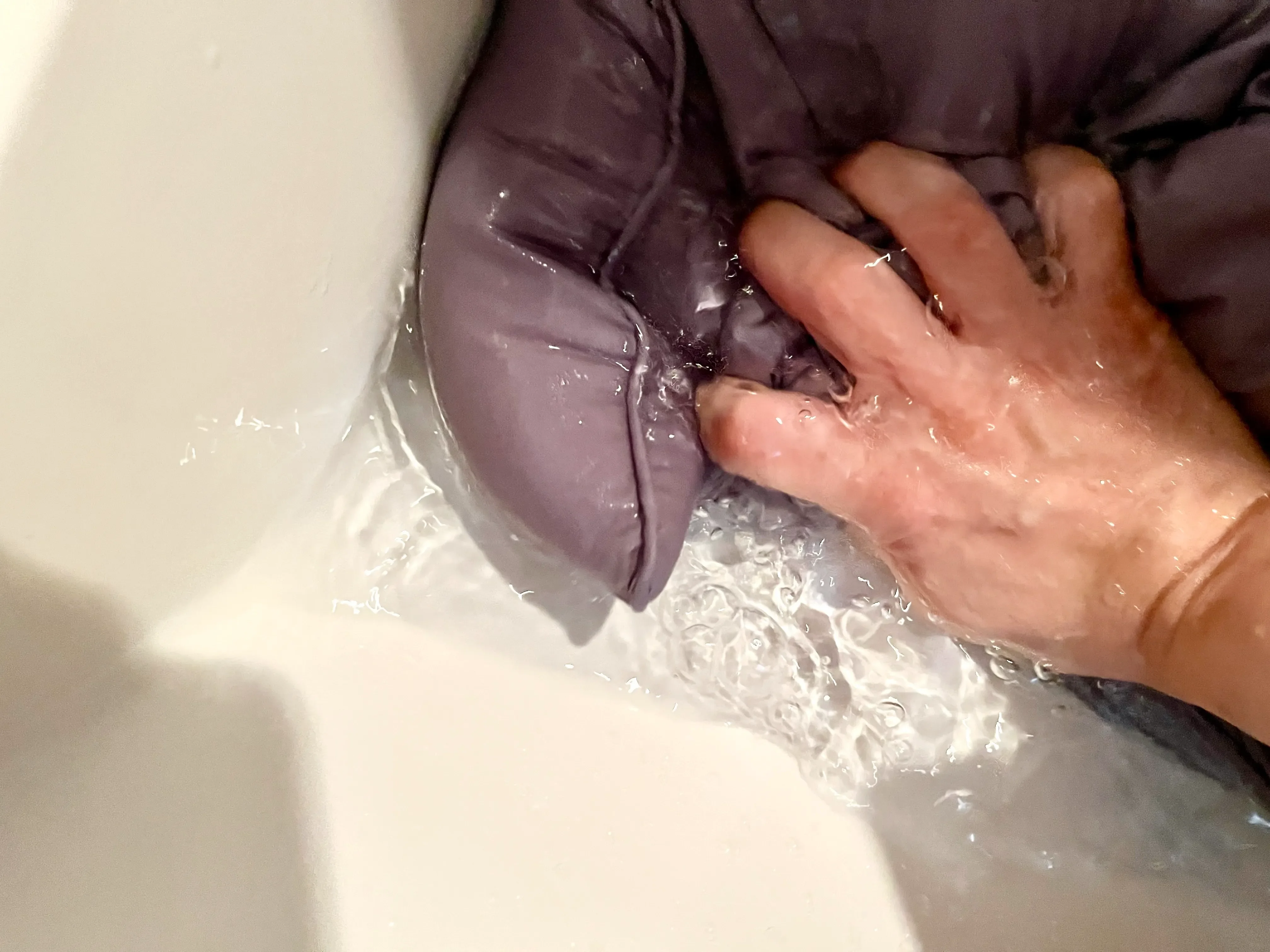 枕を実際に手洗いしている様子