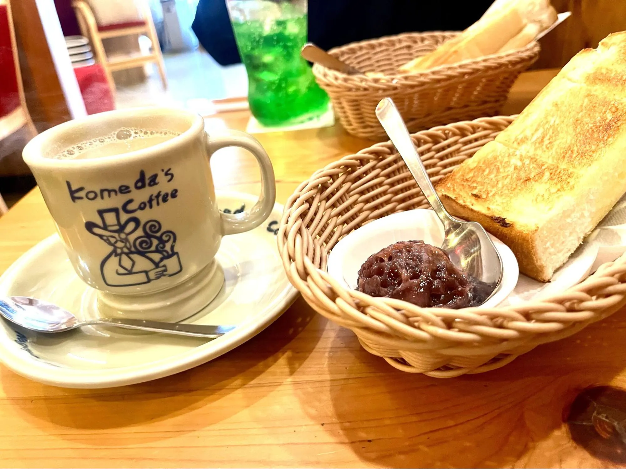 カフェオーレとモーニング(トーストとおぐらあん)の画像