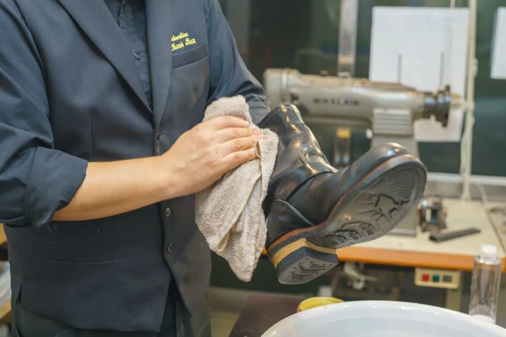 ワークブーツ洗い方/shoeshine Chum’s Bar/拭く