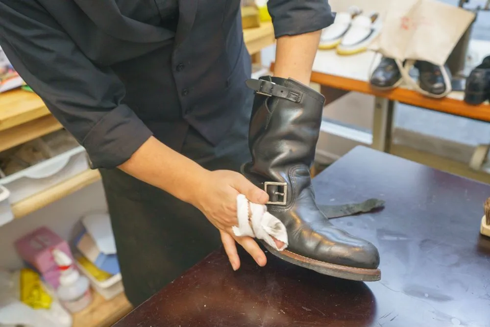 ワークブーツ洗い方/shoeshine Chum’s Bar/仕上げ/クロス