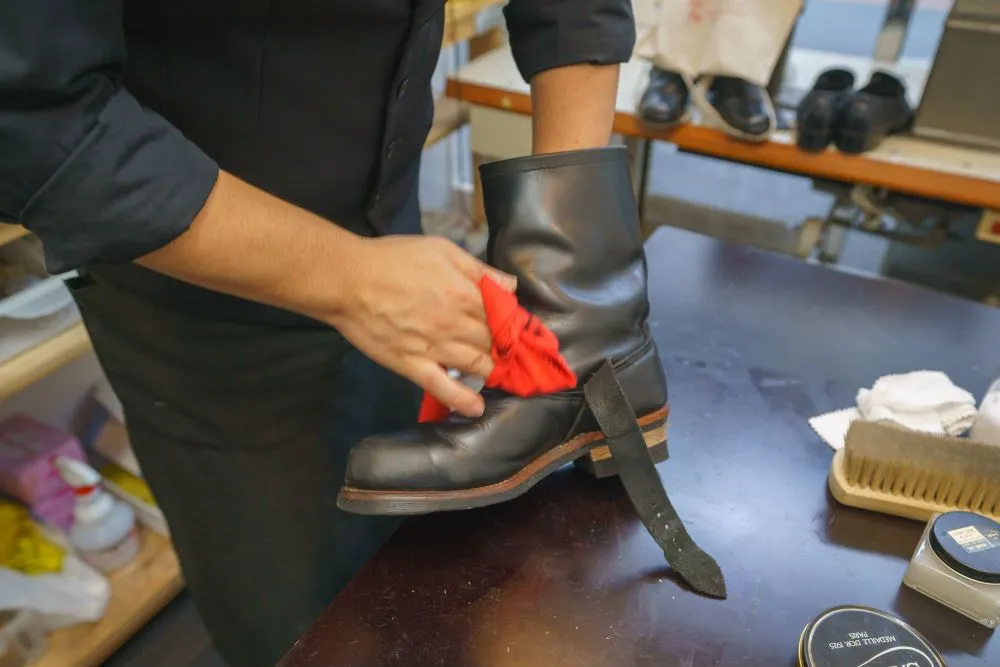 ワークブーツ洗い方/shoeshine Chum’s Bar/仕上げ/ツヤだし