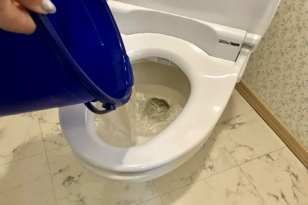 トイレ/バケツ/水