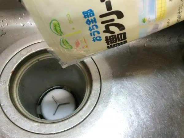 一人暮らし/部屋/掃除/キッチン/シンク/排水口/重曹