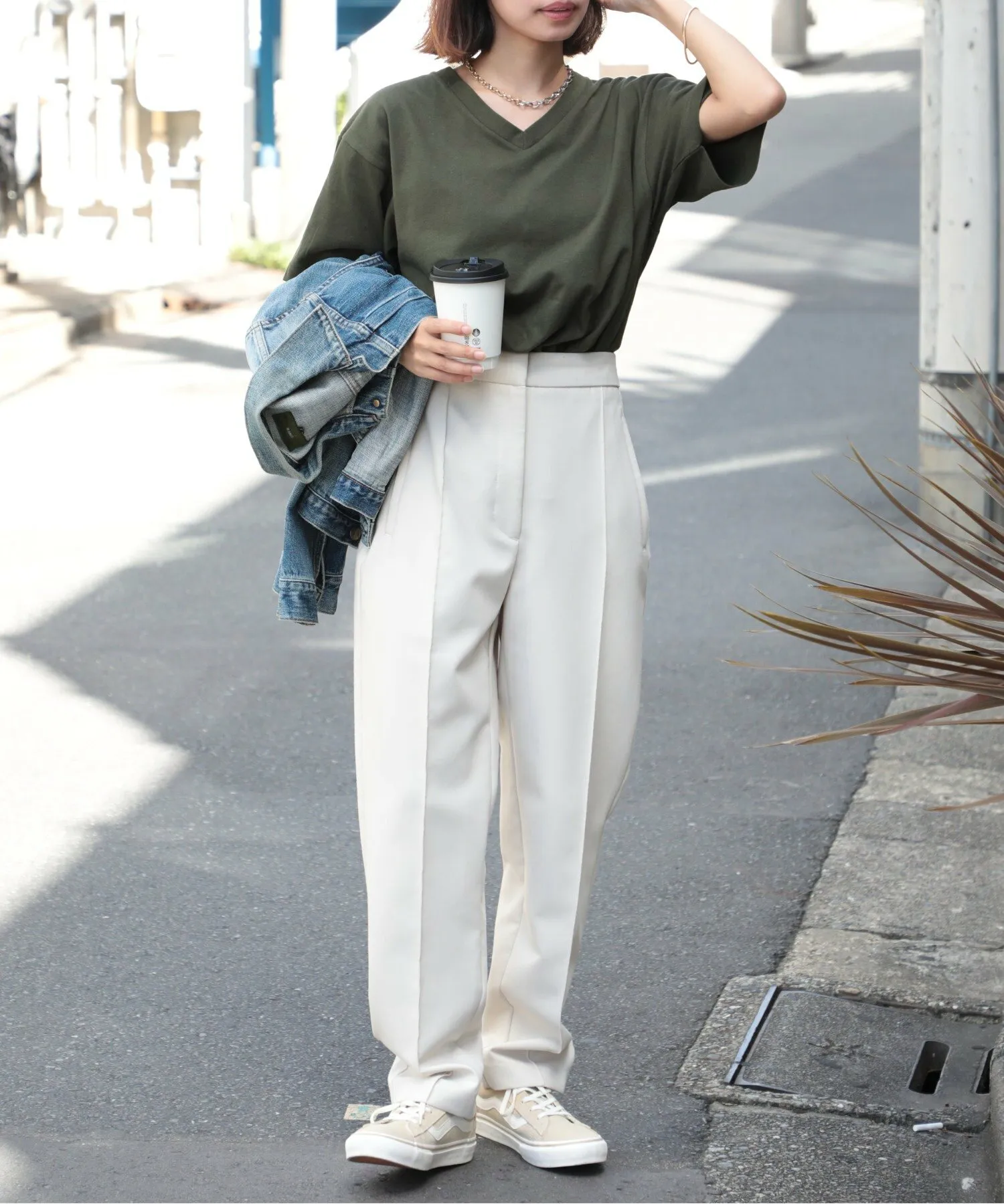 VネックTシャツ