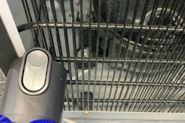 ウォーターサーバー/背面/掃除機