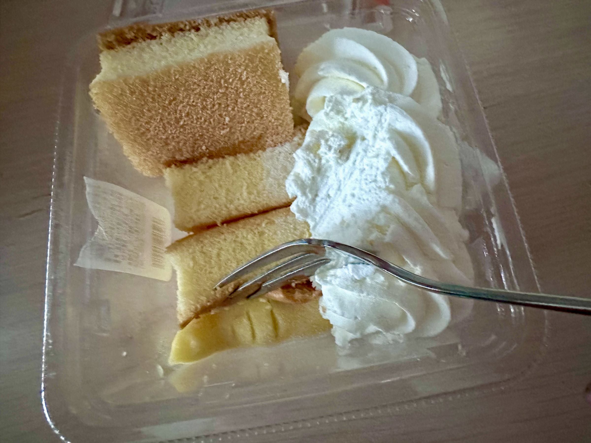 ふわふわシフォンケーキの底にはカスタードクリームが