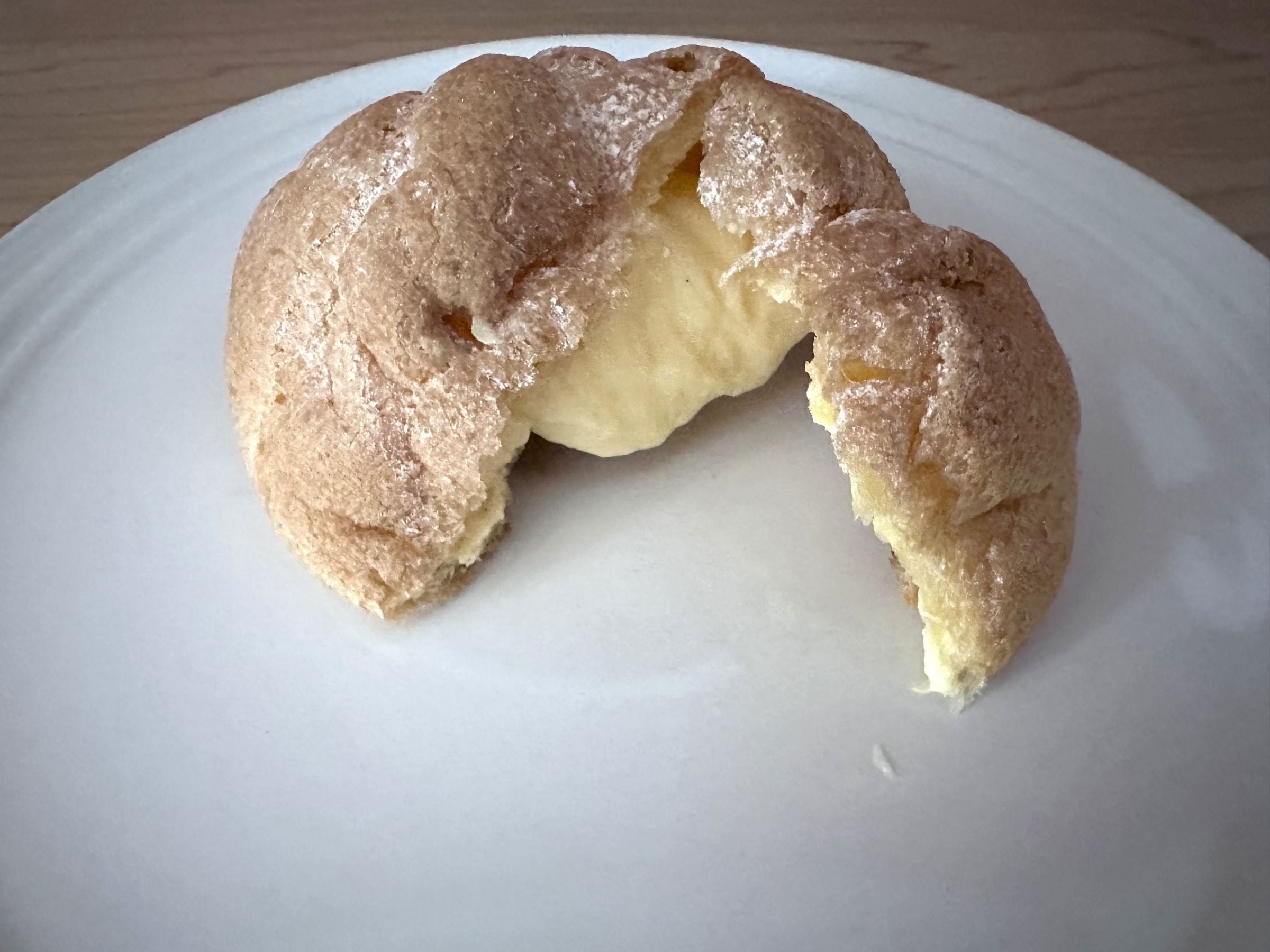 セブンイレブンのとろ生シューを割ってみた。