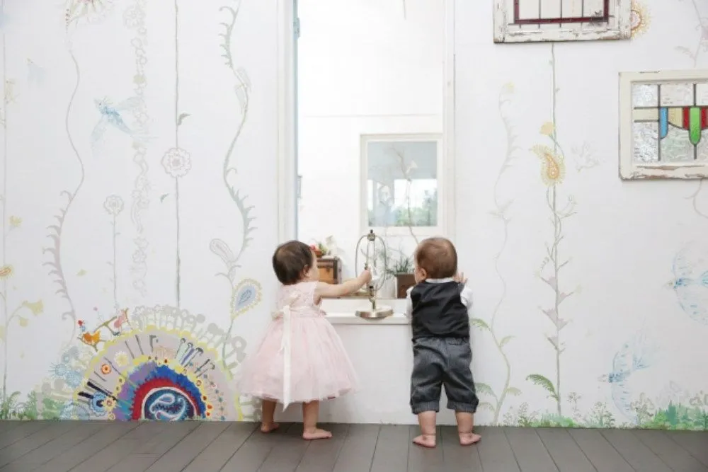 つかまり立ちする赤ちゃん