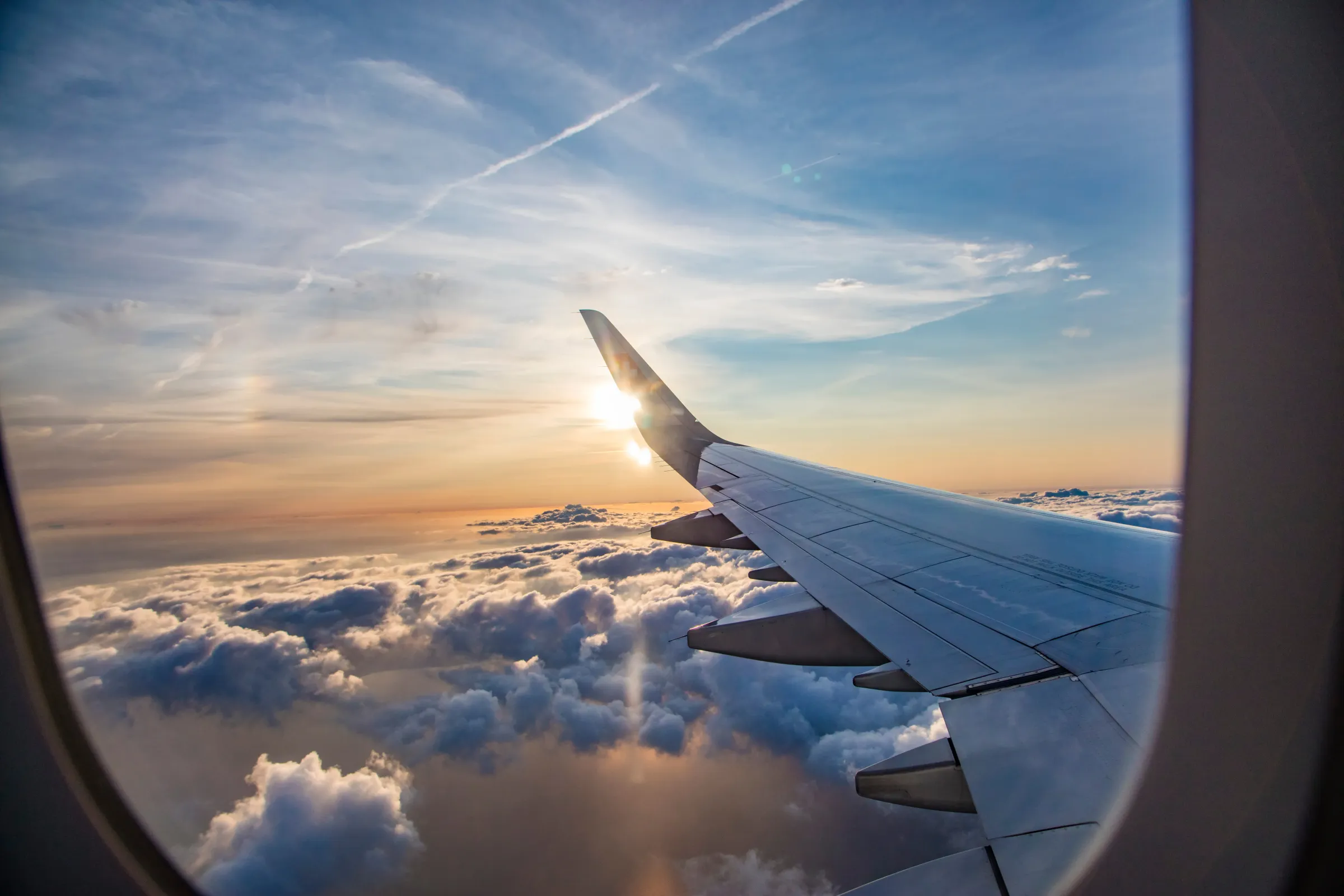 飛行機の窓からの景色