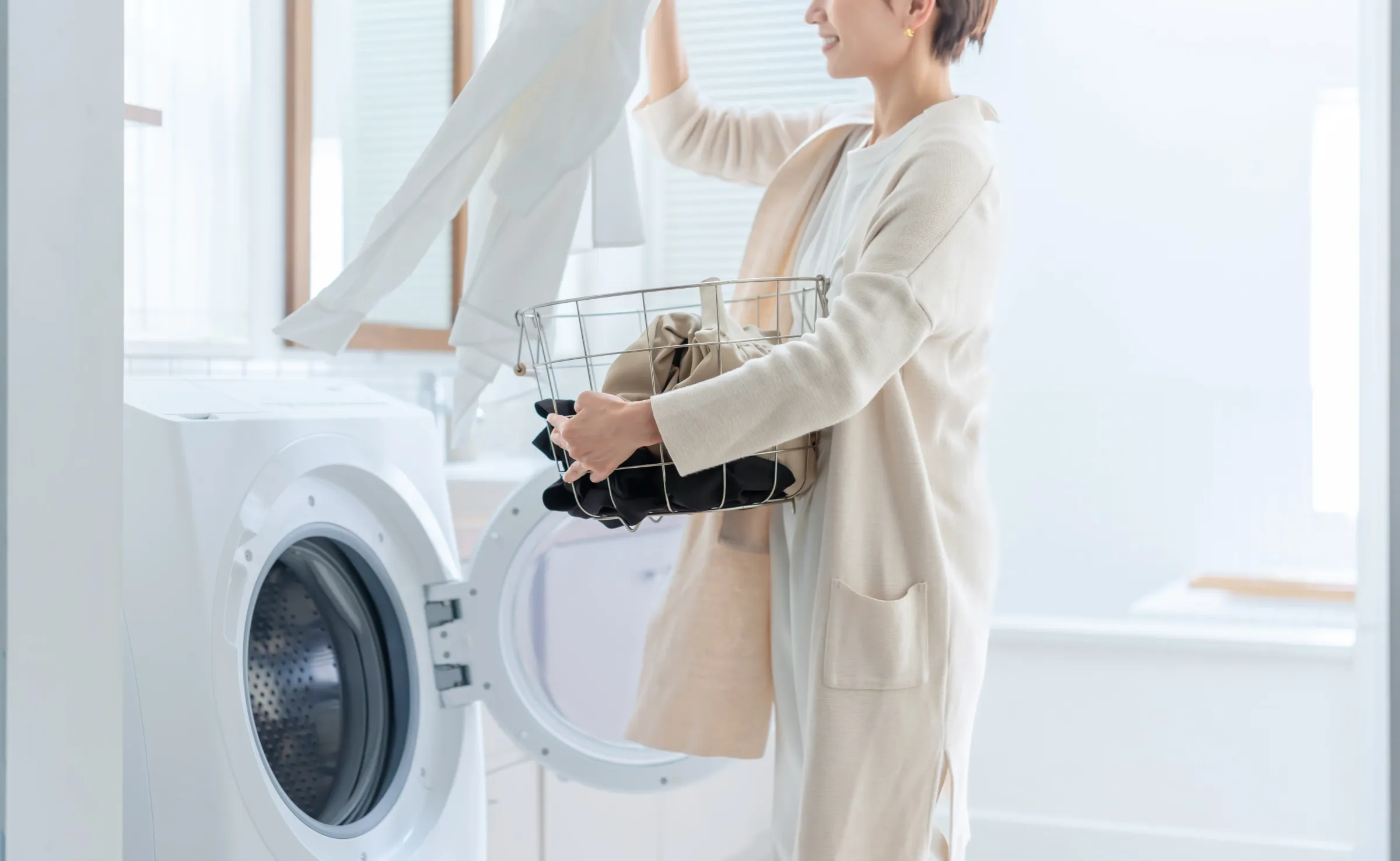 洗濯をする女性