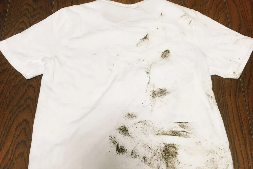 泥がついたTシャツ