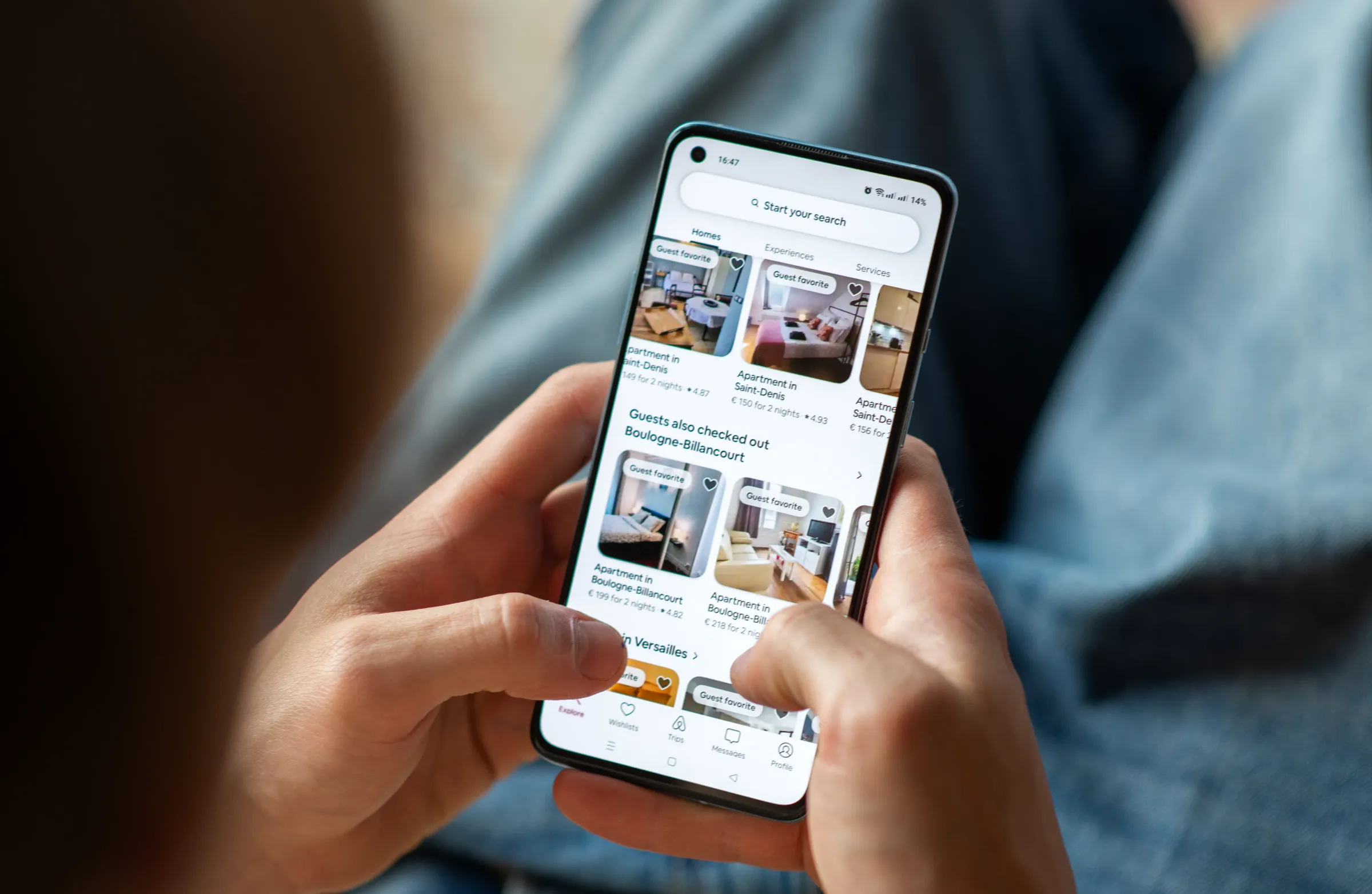 スマホを操作する人