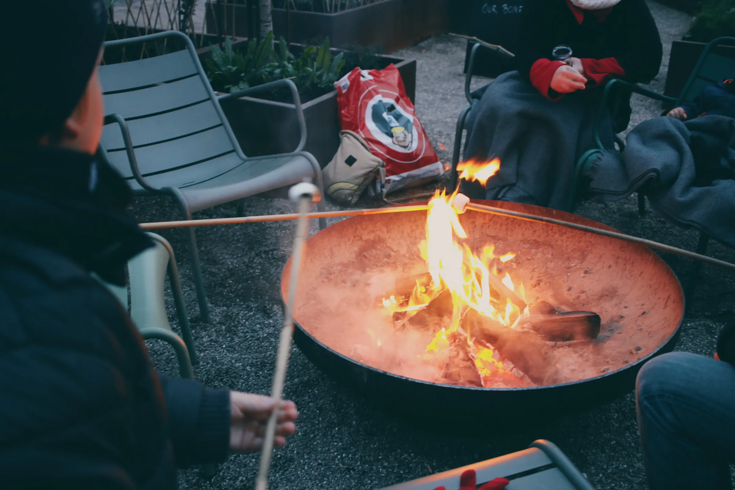マシュマロを焼く子ども