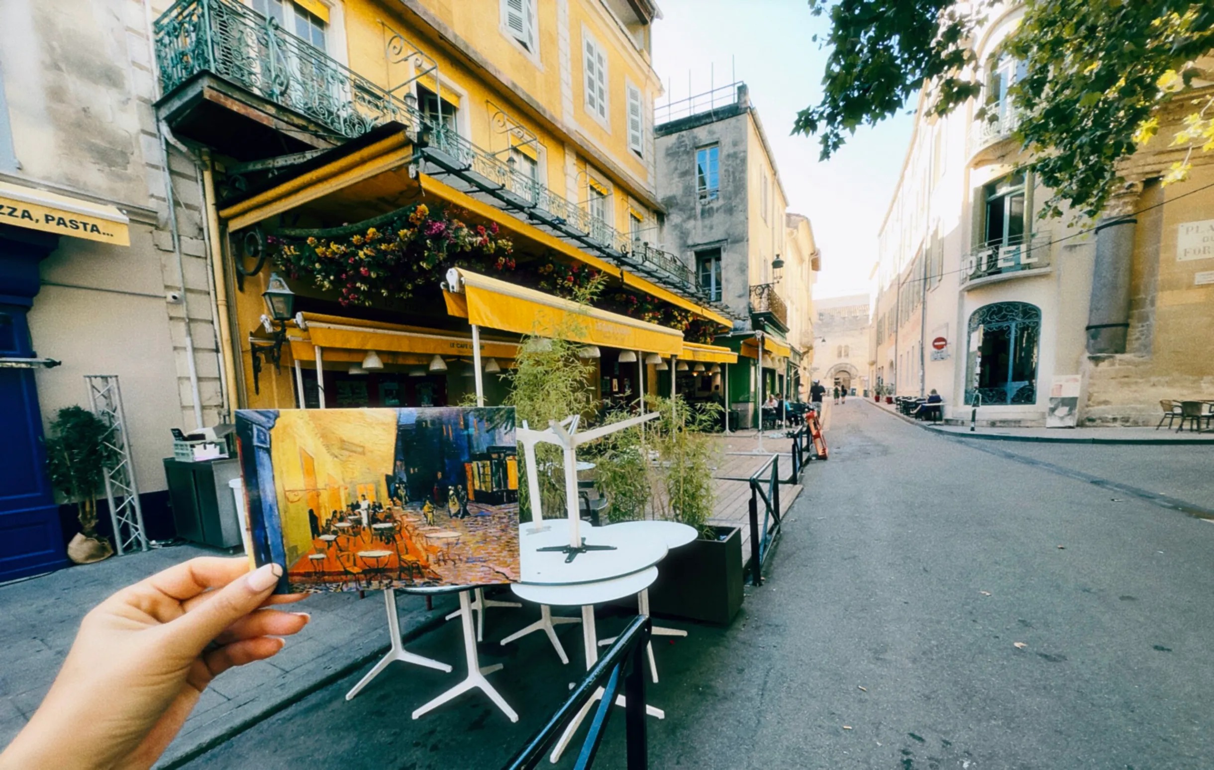 ゴッホ「夜のカフェテラス」