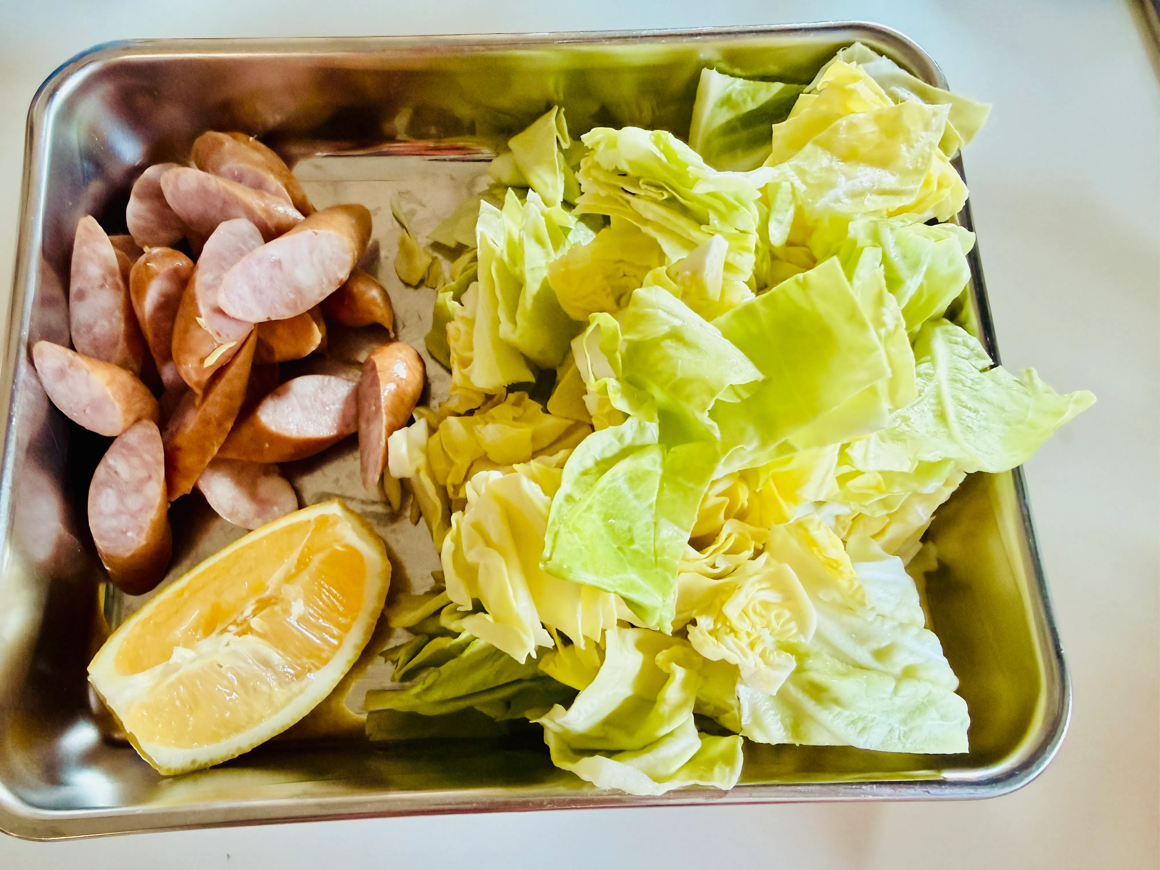 春キャベツとソーセージのレモン蒸し