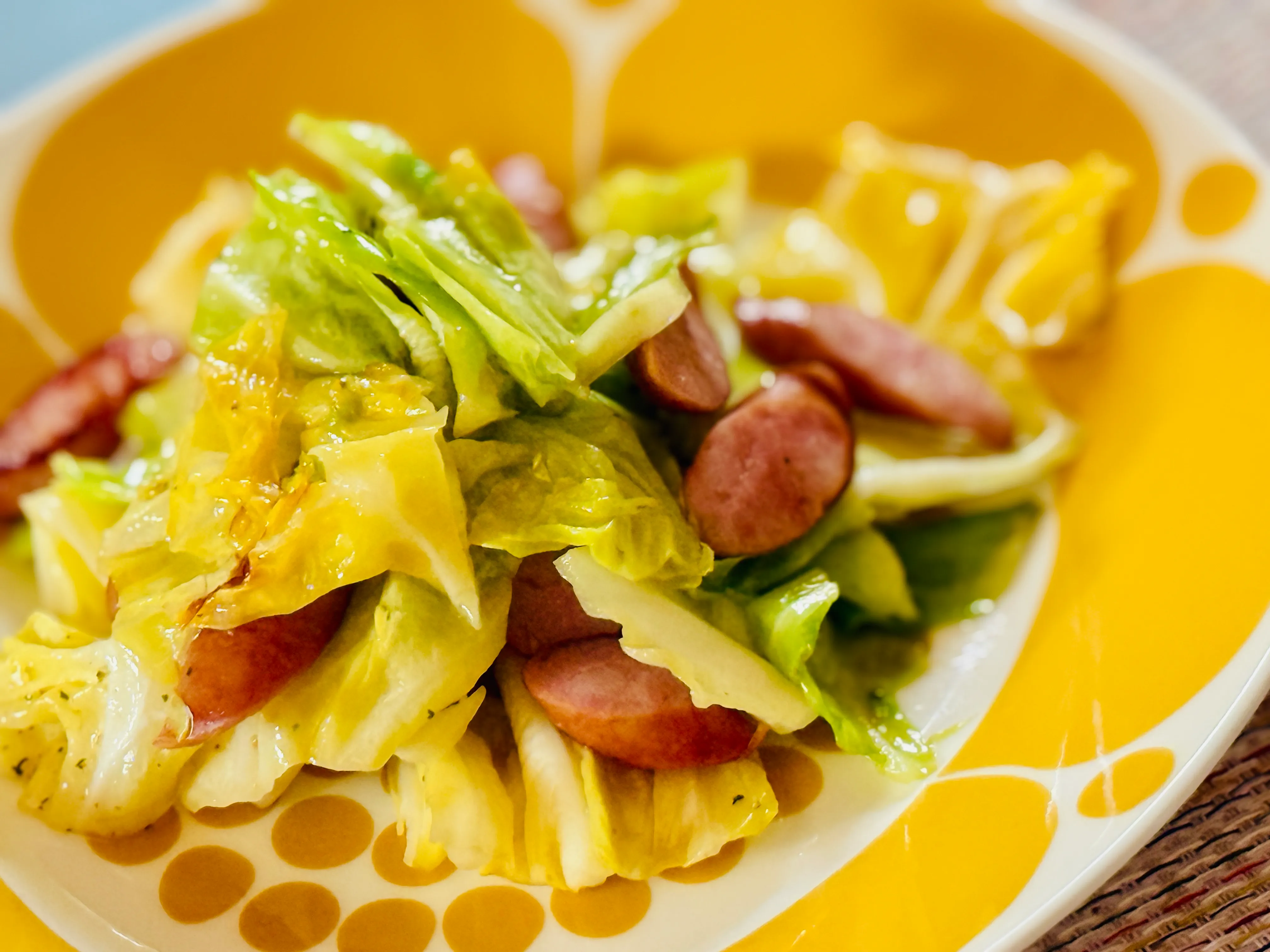 春キャベツとソーセージのレモン蒸し