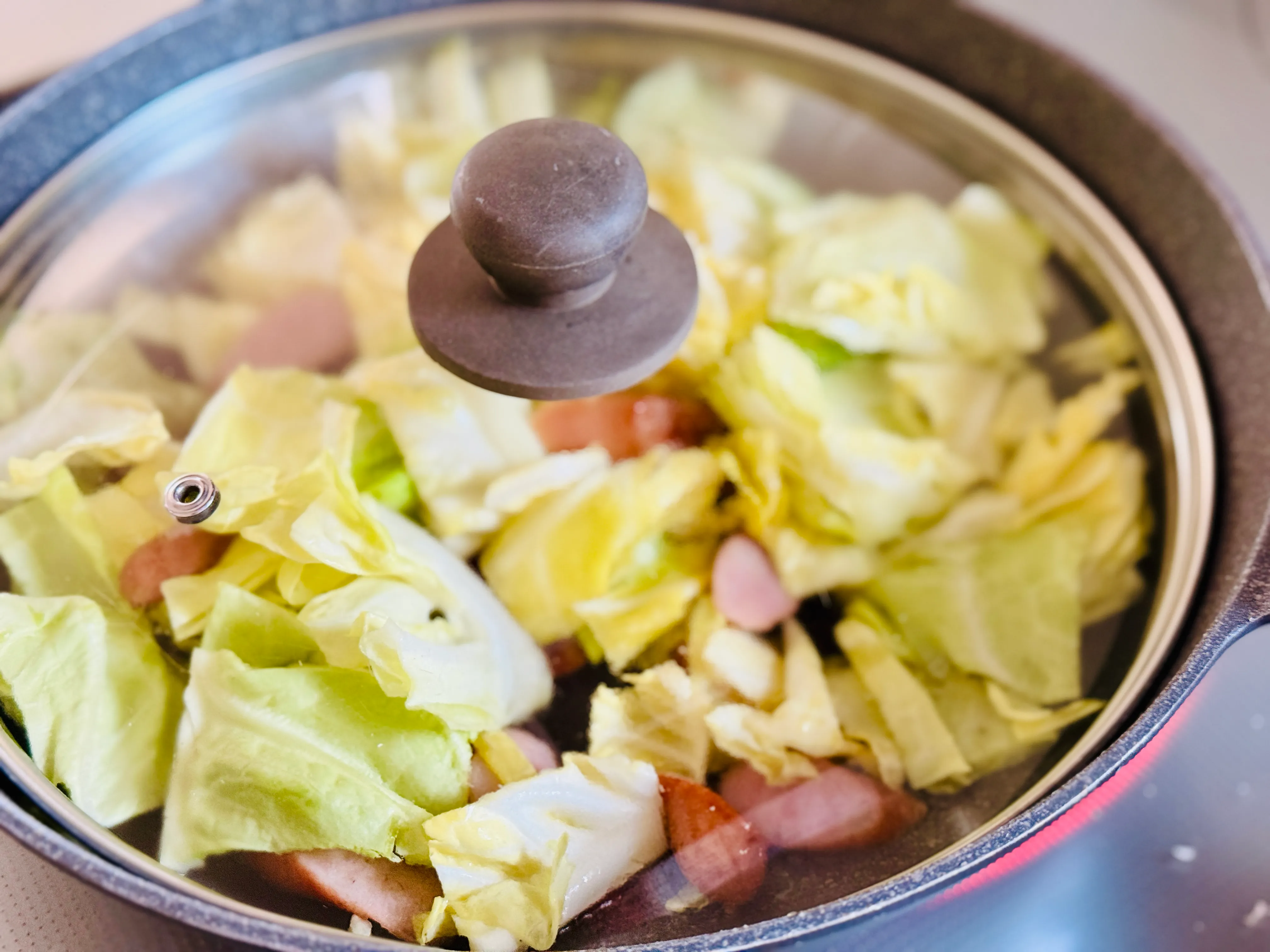 春キャベツとソーセージのレモン蒸し