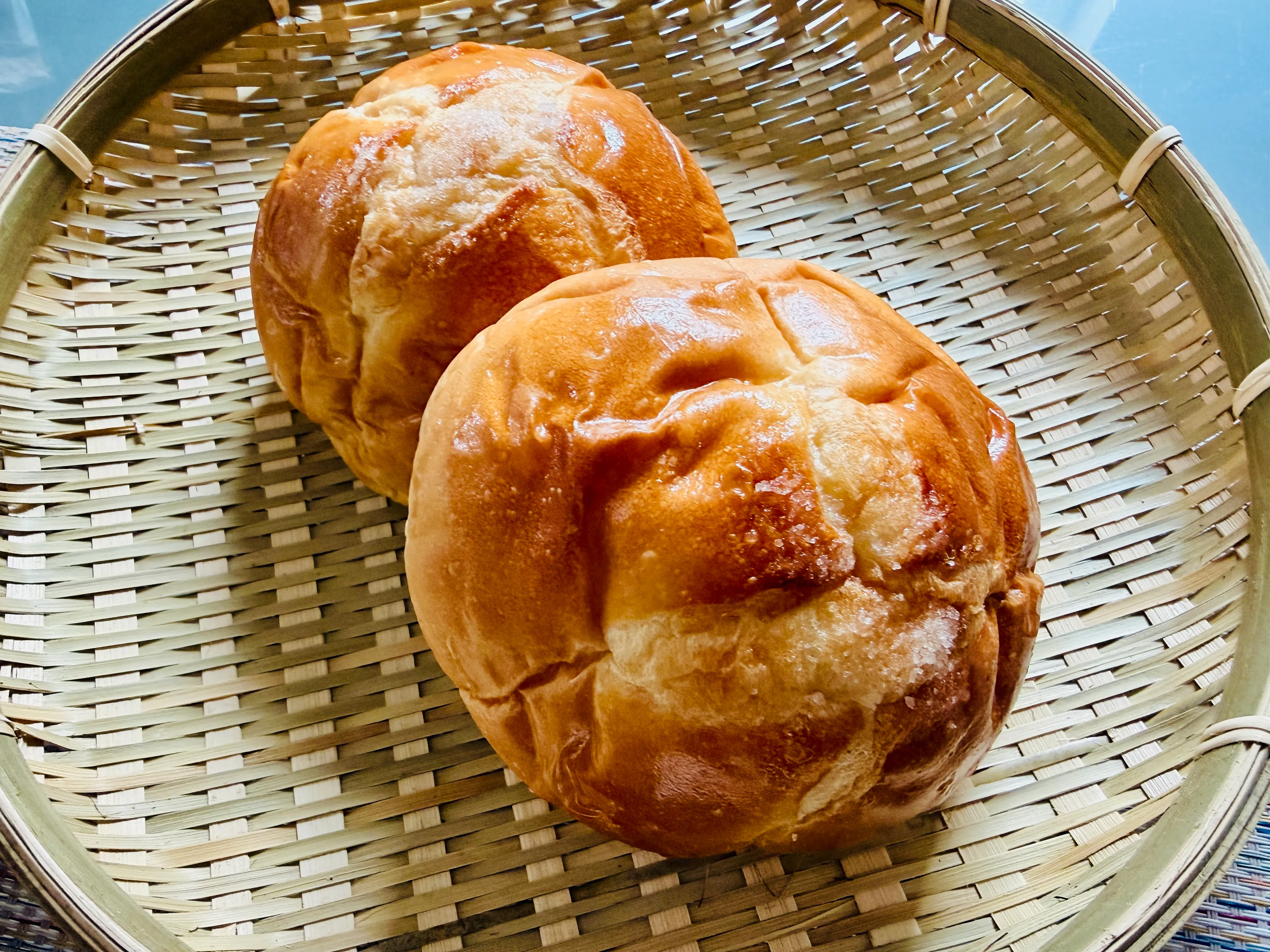 竹ざるに置いたパン